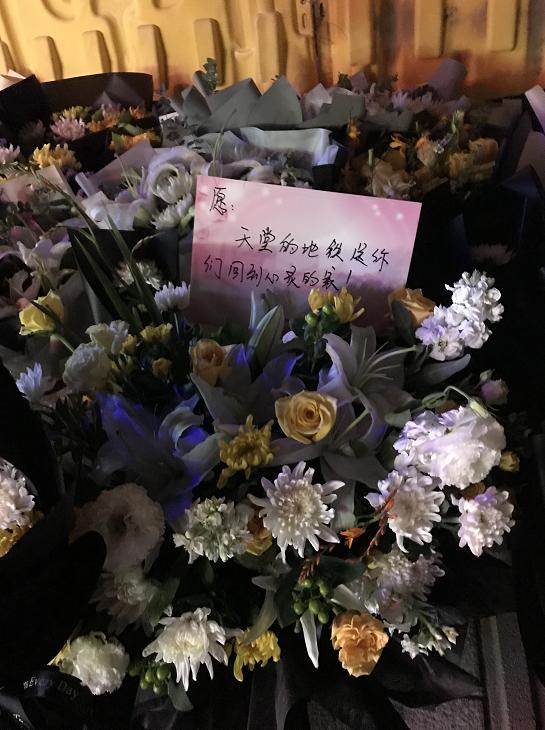 郑州5号线地铁口摆满鲜花是怎么回事