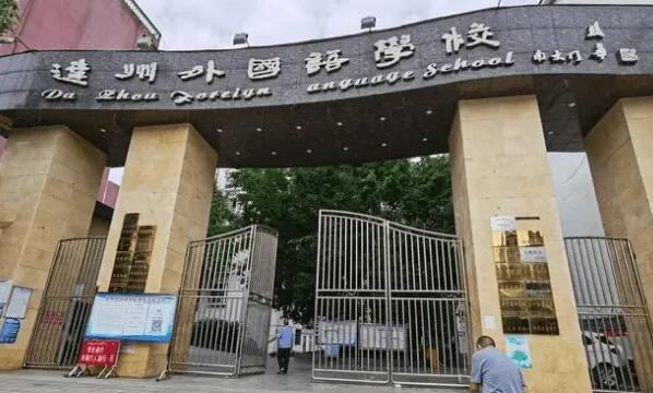 学生连喝11瓶奶涉事校长被约谈是怎么回事