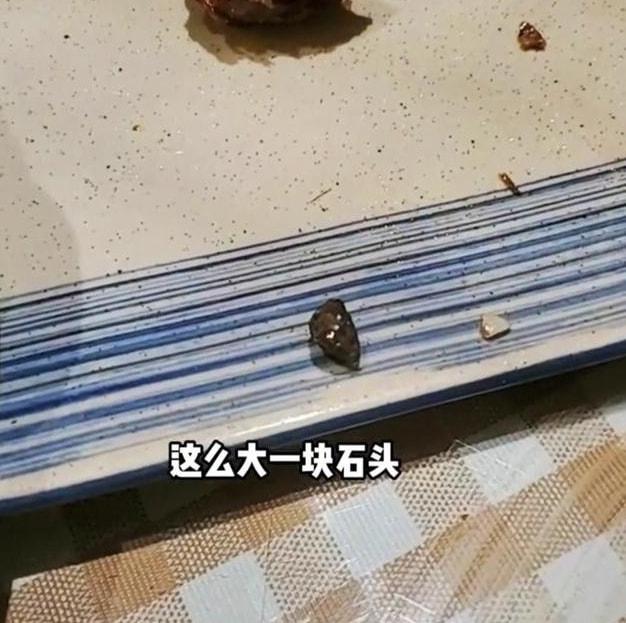 男子称餐厅吃饭被石子硌掉牙无人管是怎么回事