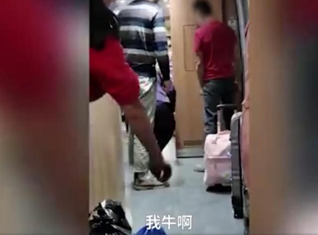 男子为抽烟堵高铁车门称我就是牛是怎么回事